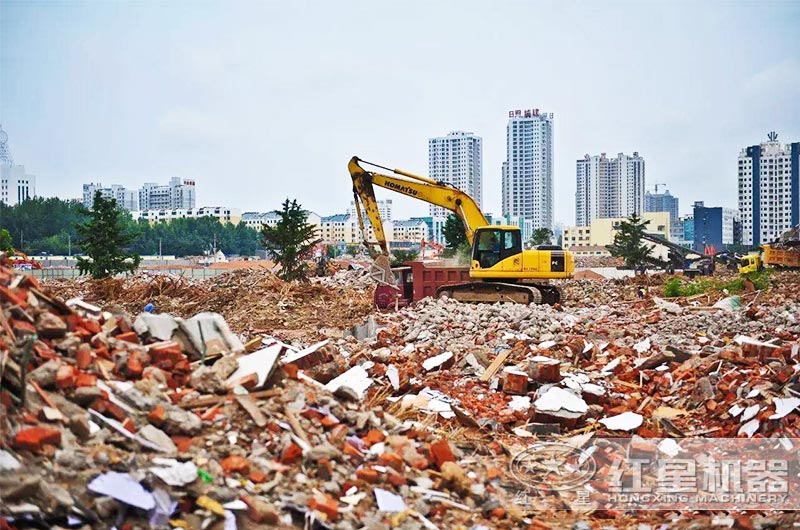 建筑廢料磚渣破碎機(jī)多少錢一套？用移動(dòng)破碎機(jī)效果好嗎？