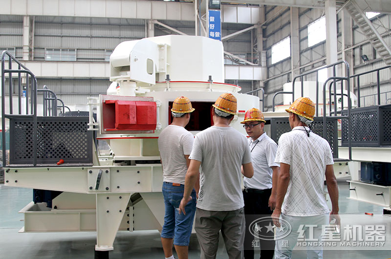 紅星產品經理為來廠客戶介紹1140制砂機